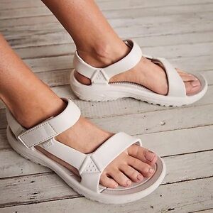 Teva Hurricane Drift Sandals in Birch Women’s Size 10